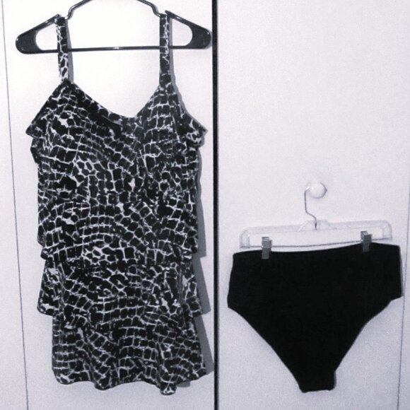 Avenue Womens 2-Piece Swimsuit Size 26 Tiered RuffleTop High Waist Bottom Black - Picture 1 of 3